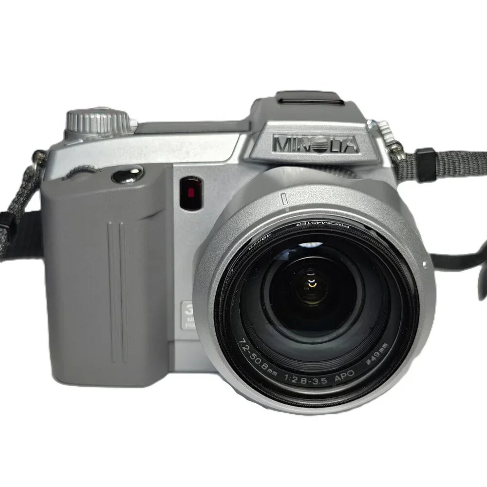 Konica Minolta DiMage 5 3.3 Mega Pixels 7x Optical Zoom Digital Camera POWERS ON